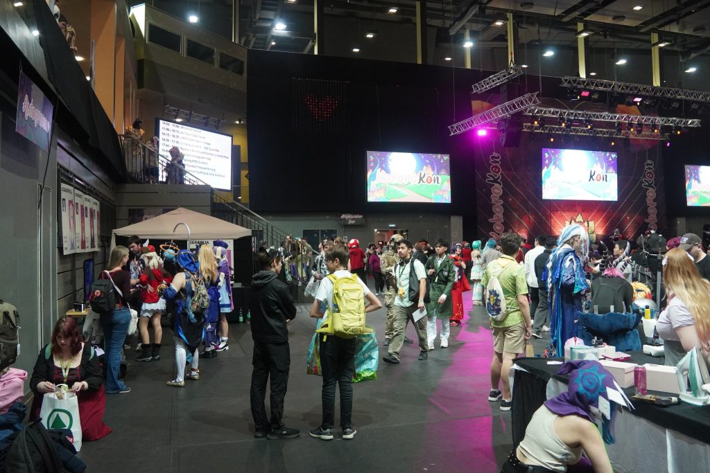 Blick von oben auf eine volle Convention-Halle